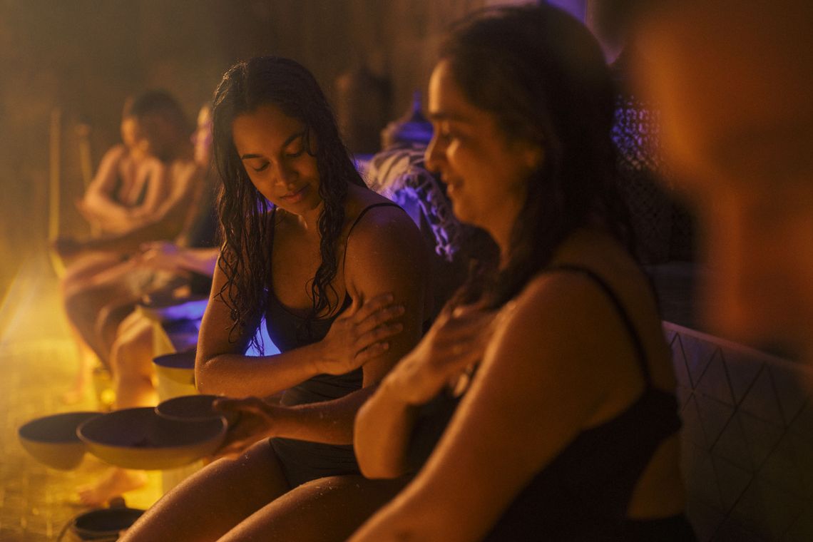 guest applying clay on their skin during the Rhassoul treatment