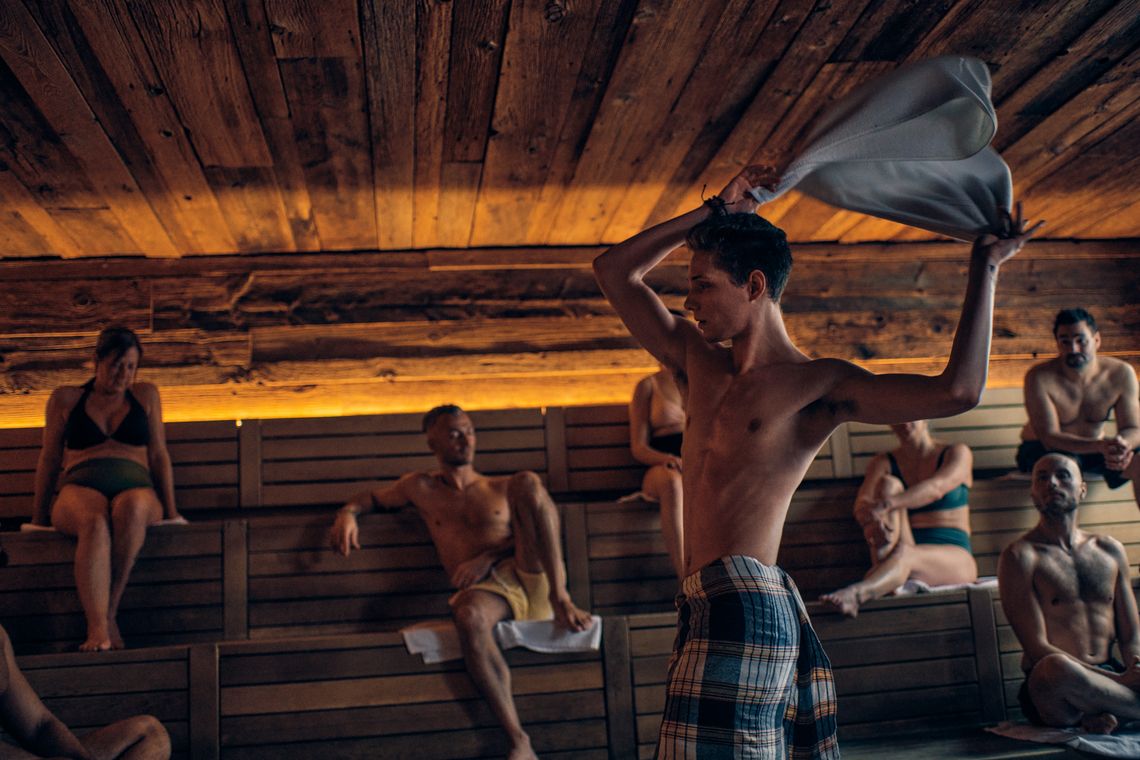 rituals artisan doing a towel choreography during an aufguss ritual