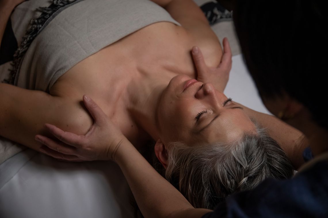 woman receiving a shoulders massage