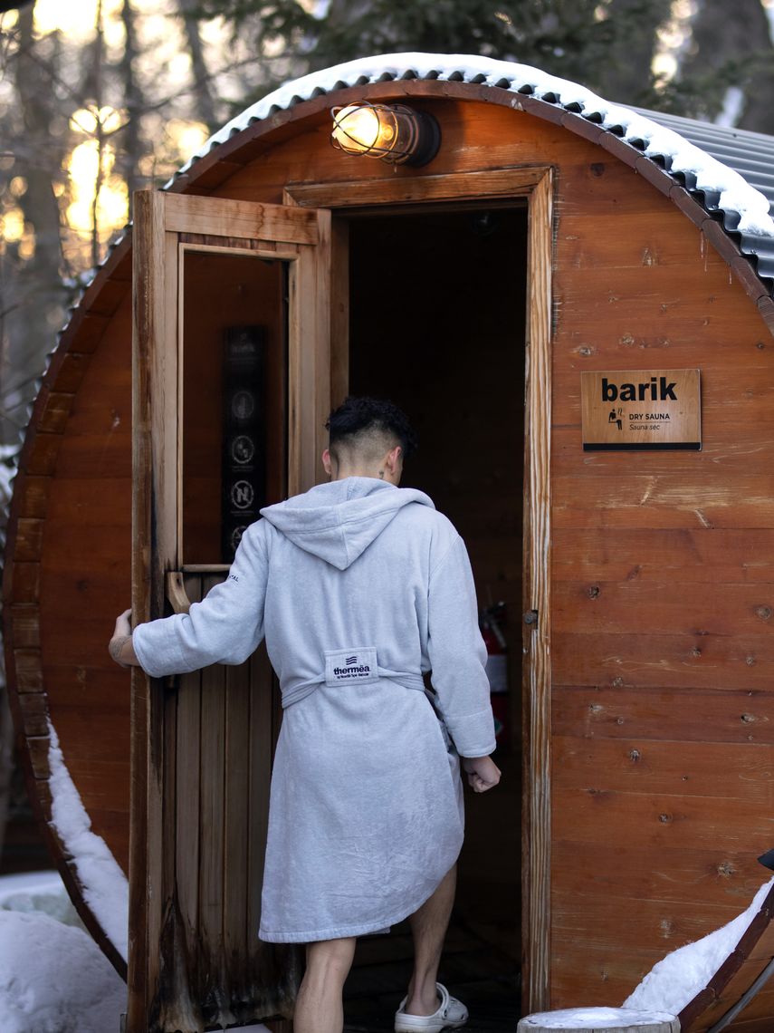 guests entering the barik sauna