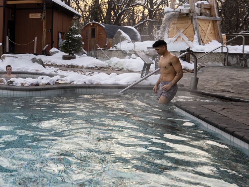 guest entering a thermal bath