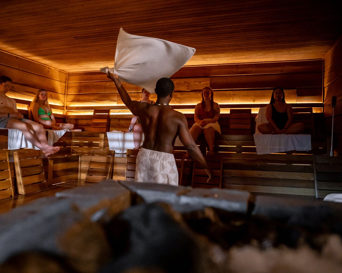 artisan performing an Aufguss ritual