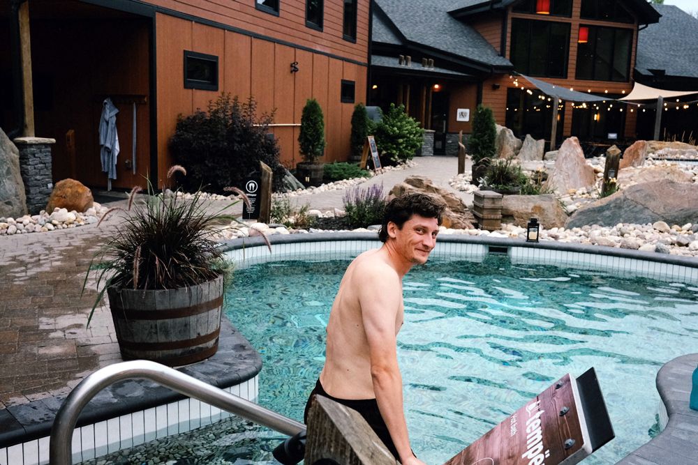 guest entering a thermal bath
