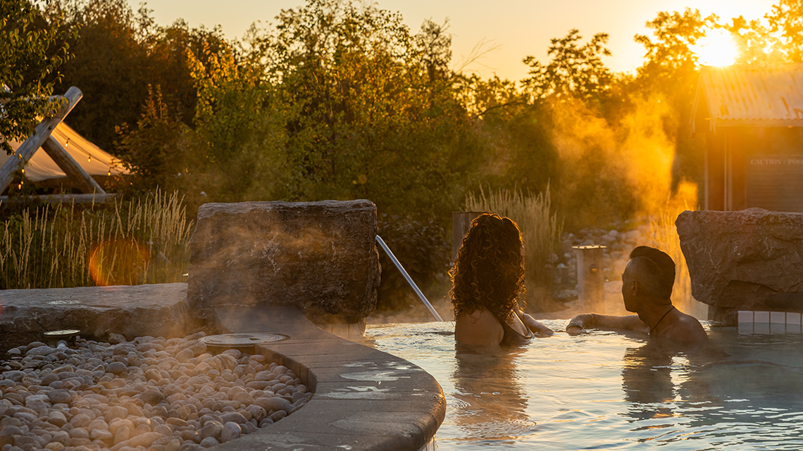 Guests in a thermal bath, during the fall season