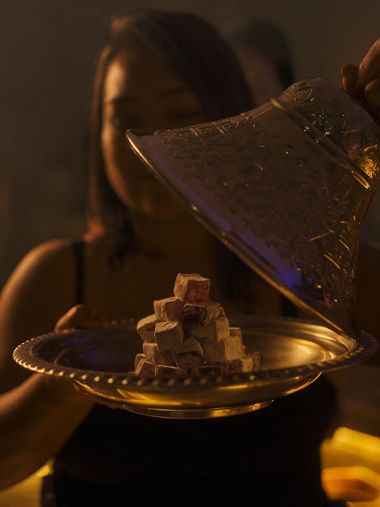 guests rinsing clay off their skin