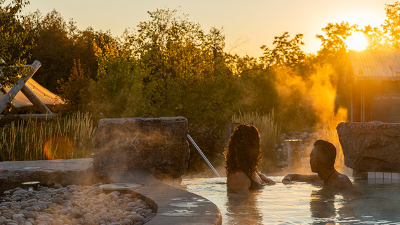 Guests in a thermal bath, during the fall season