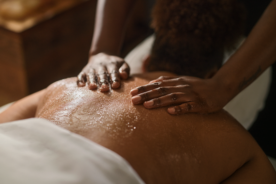 guest enjoying the himalayan salt scrub